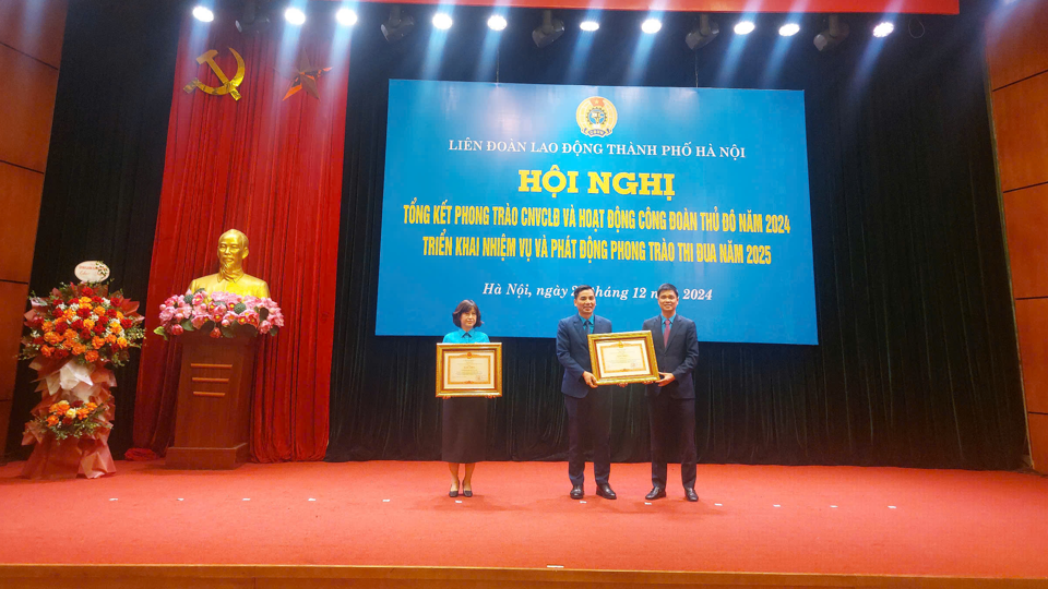 Phó Chủ tịch Tổng LĐLĐ Việt Nam trao Bằng khen của Thủ tướng Chính phủ cho tập thể và cá nhân