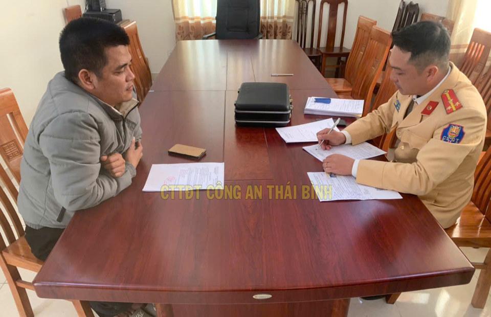 Công an huyện Thái Thụy làm việc với lái xe vi phạm về trật tự an toàn giao thông. Ảnh: CACC