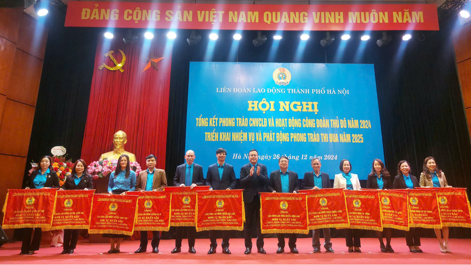 Chủ tịch LĐLĐ TP Phạm Quang Thanh trao Cờ thi đua xuất sắc của LĐLĐ TP cho các đơn vị