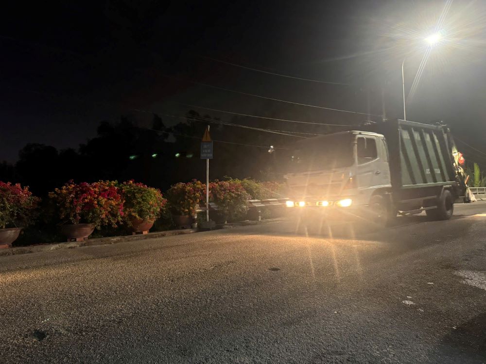 Một xe rác đã được xử lí xong và quay đầu trở về lại trung tâm TPHCM để tiếp tục công việc. Ảnh: Thanh Vũ chụp lúc 23h ngày 23.1.