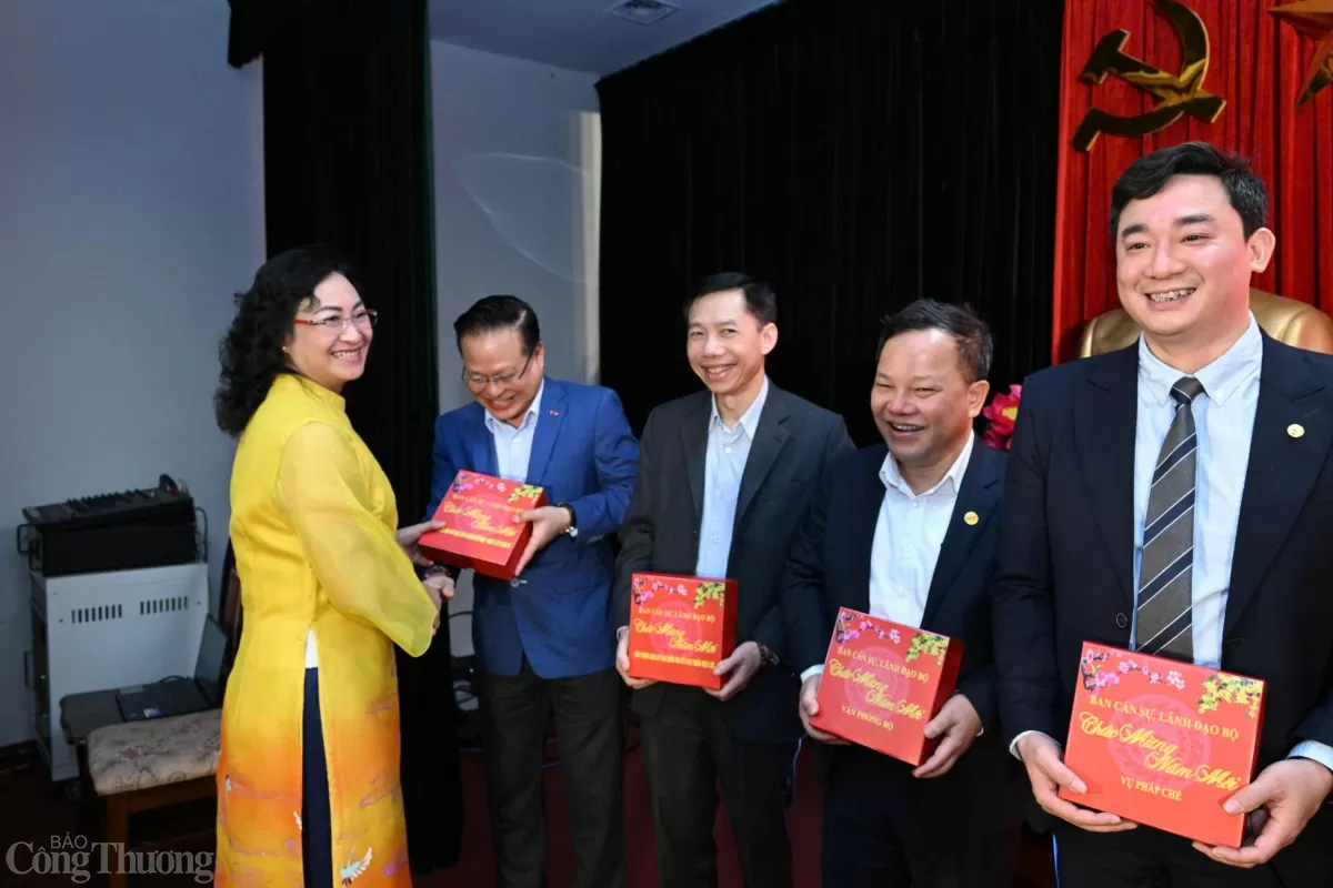 Bộ Công Thương tổ chức gặp mặt nhân dịp đầu xuân Ất Bộ Công Thương tổ chức gặp mặt nhân dịp đầu xuân Ất