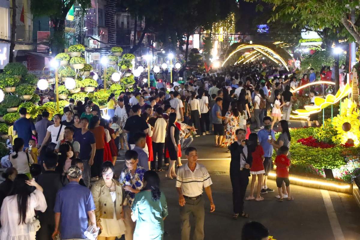 Đường hoa nghệ thuật Cần Thơ Tết Ất Tỵ 2025 đón đông người dân và du khách. Ảnh: Yến Phương
