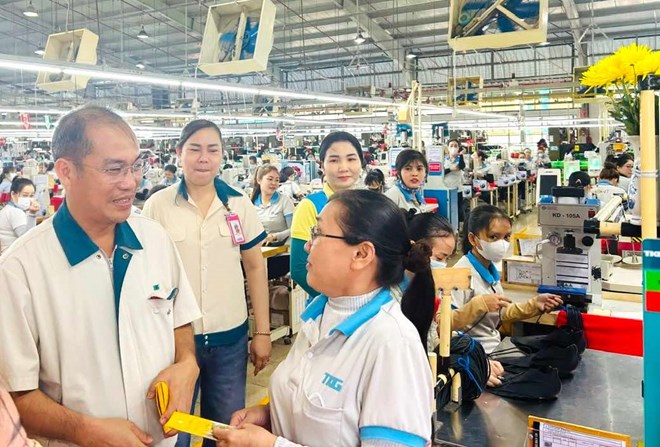 Công ty giày ở Đồng Nai dành 7 tỉ đồng lì xì cho công nhân