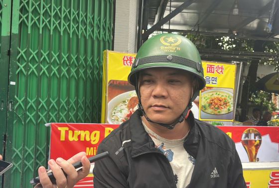 Ông Hồ Văn Tâm đại diện quán ăn bị khách nước ngoài tố bán giá cao chia sẻ về tờ hóa đơn giá “khủng“. Ảnh: Phương Linh