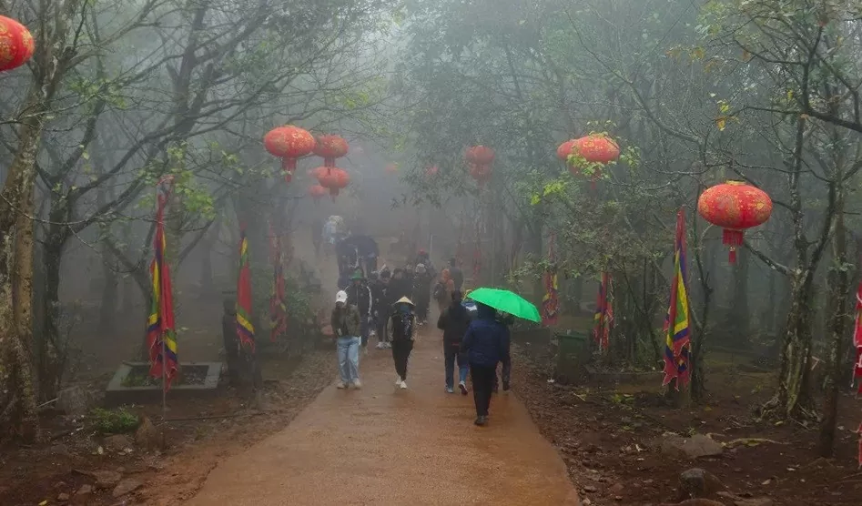 Hàng nghìn du khách đổ về Am Tiên ngày “mở cổng trời” Hàng nghìn du khách đổ về Am Tiên ngày “mở cổng trời”