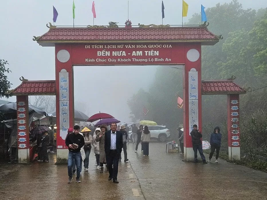 Hàng nghìn du khách đổ về Am Tiên ngày “mở cổng trời” Hàng nghìn du khách đổ về Am Tiên ngày “mở cổng trời”