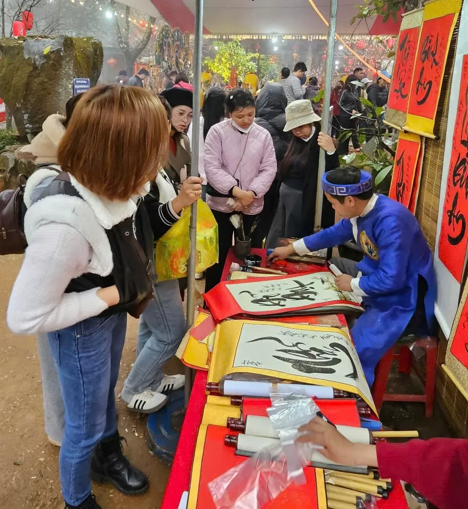 Hàng nghìn du khách đổ về Am Tiên ngày “mở cổng trời” Hàng nghìn du khách đổ về Am Tiên ngày “mở cổng trời”