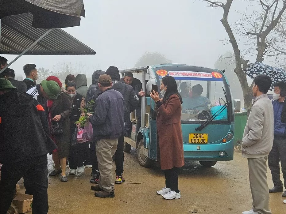 Hàng nghìn du khách đổ về Am Tiên ngày “mở cổng trời” Hàng nghìn du khách đổ về Am Tiên ngày “mở cổng trời”