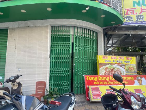 Sau khi bị du khách tố cáo chặt chém, quán Aroma Beach tháo biển hiệu, không hợp tác với cơ quan chức năng. Ảnh: Phương Linh