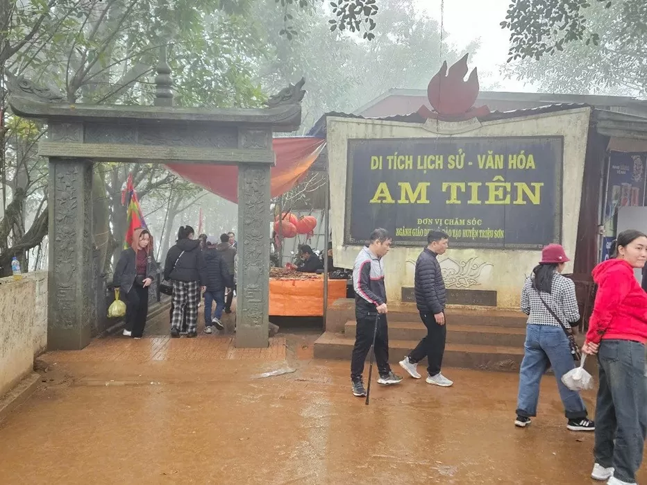 Hàng nghìn du khách đổ về Am Tiên ngày “mở cổng trời” Hàng nghìn du khách đổ về Am Tiên ngày “mở cổng trời”