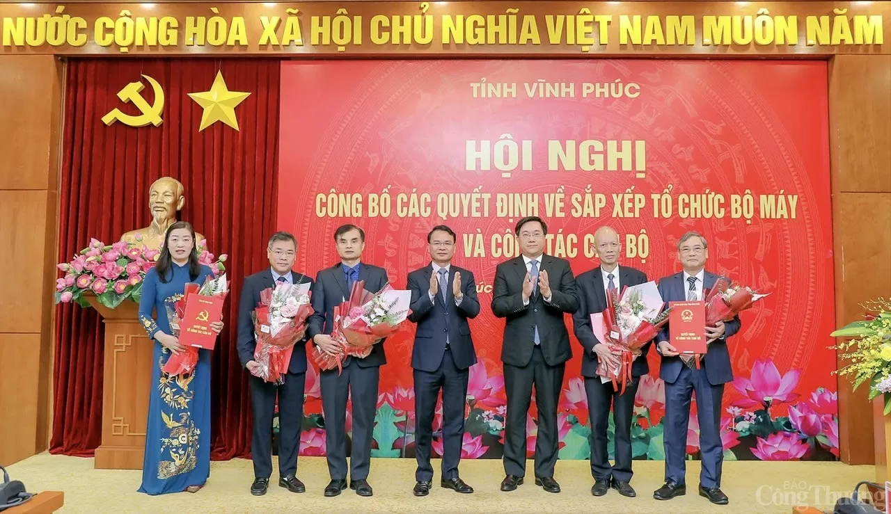 Vĩnh Phúc công bố các quyết định về tổ chức bộ máy Vĩnh Phúc công bố các quyết định về tổ chức bộ máy