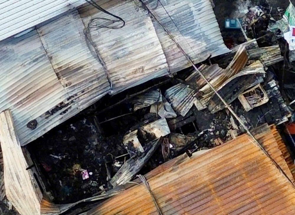 Ngôi nhà cháy tan hoang nhìn từ trên cao. Ảnh: Chân Phúc