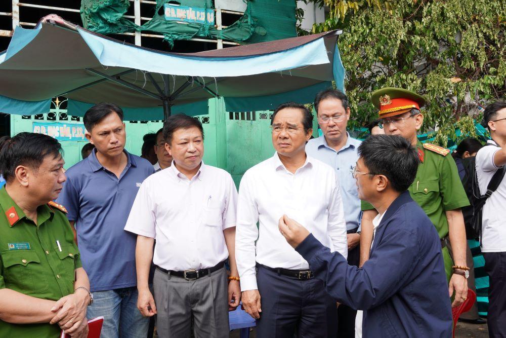 Chủ tịch UBND TPHCM Nguyễn Văn Được đến kiểm tra hiện trường vụ hỏa hoạn. Ảnh: Vũ Hoàng
