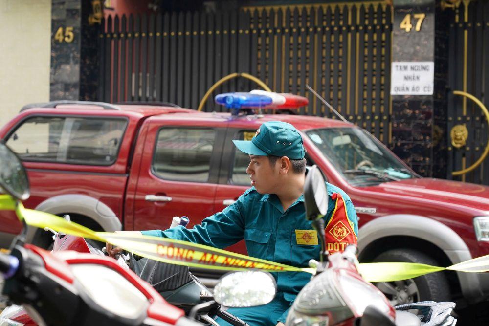 Lực lượng chức năng vẫn đang túc trực hiện trường. Ảnh: Chân Phúc