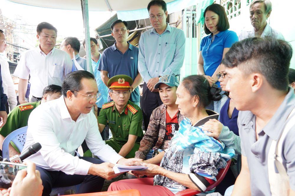 Ông Nguyễn Văn Được thăm hỏi và trao hỗ trợ gia đình có nạn nhân tử vong. Ảnh: Vũ Hoàng