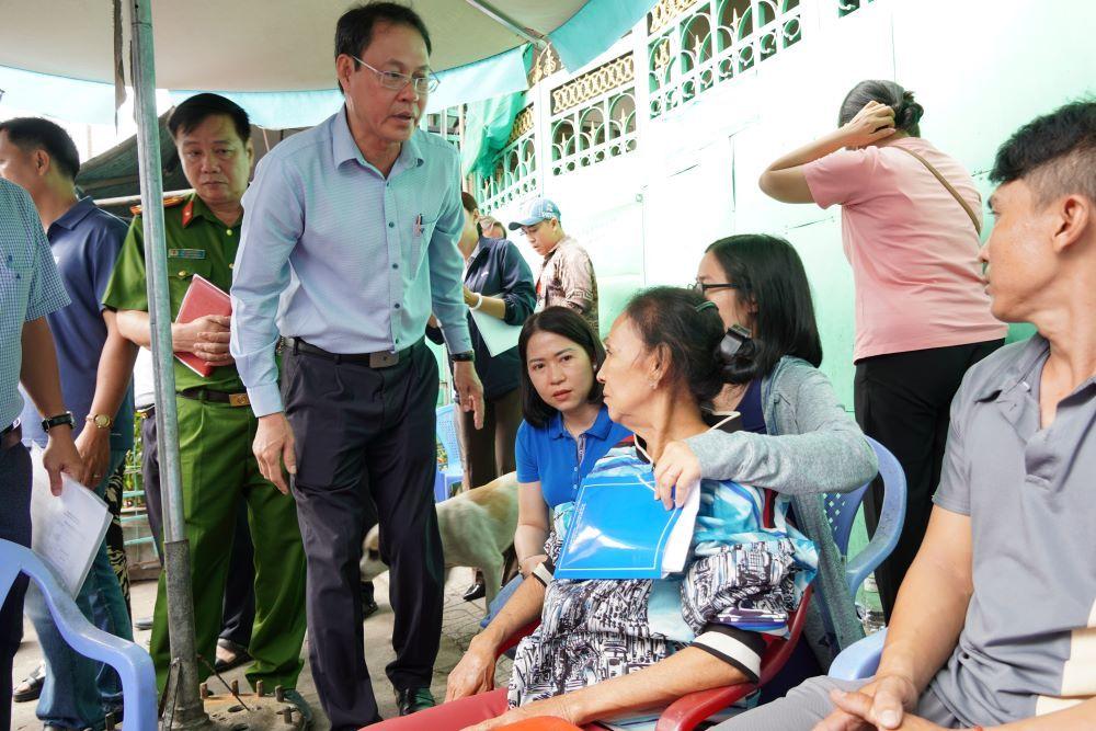 Ông Nguyễn Thành Trung, Thành ủy viên, Phó Chủ tịch Thường trực Ủy ban MTTQVN TPHCM thăm hỏi gia bị gặp hỏa hoạn. Ảnh: Vũ Hoàng