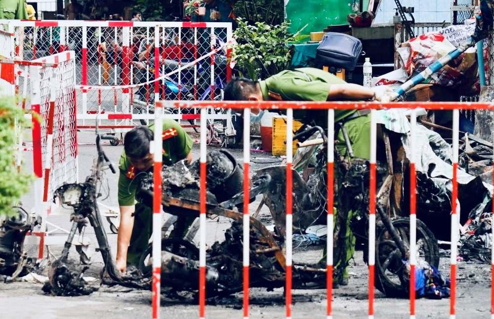 Những chiếc xe bị cháy trơ khung đang được công an mang ra khám nghiệm. Ảnh: Chân Phúc