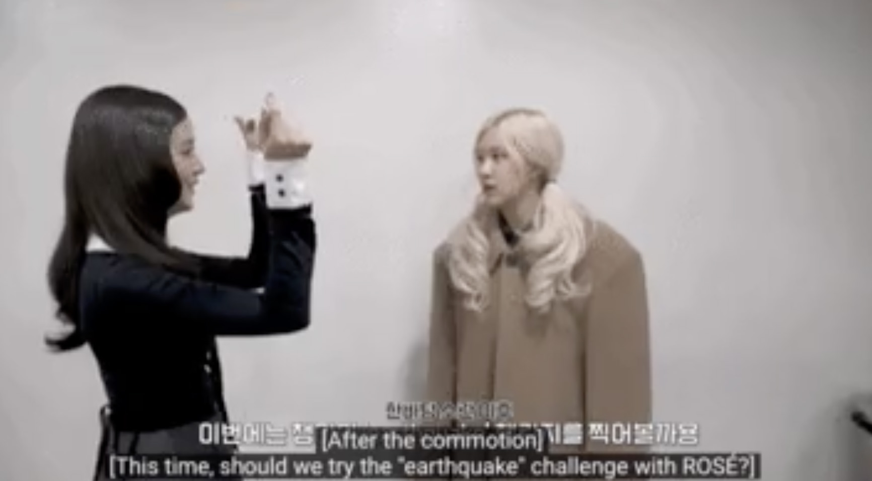 Tương tác giữa Jisoo và Rosé trong hậu trường khiến nhiều người tin rằng Blackpink vẫn chưa tập hợp để luyện tập cho chuyến lưu diễn sắp tới. Ảnh: Cắt từ video của Jisoo.