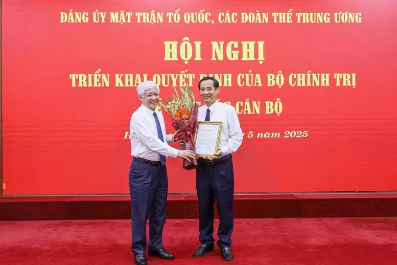 Ông Đỗ Văn Chiến, Bí thư Đảng ủy MTTQ, các đoàn thể Trung ương, Chủ tịch Ủy ban Trung ương MTTQ Việt Nam trao quyết định cho ông Nguyễn Thái Học. Ảnh: Quang Vinh