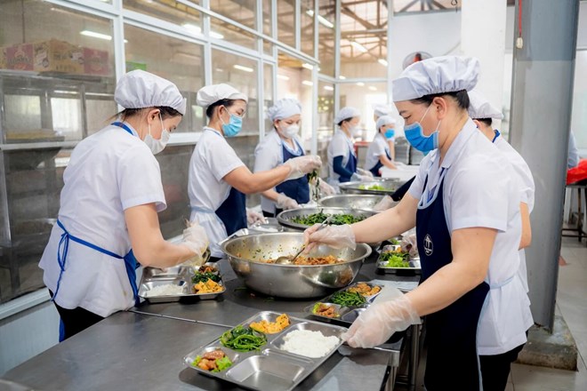 Kiểm tra bếp ăn, thực phẩm chức năng trong khu công nghiệp ở Huế