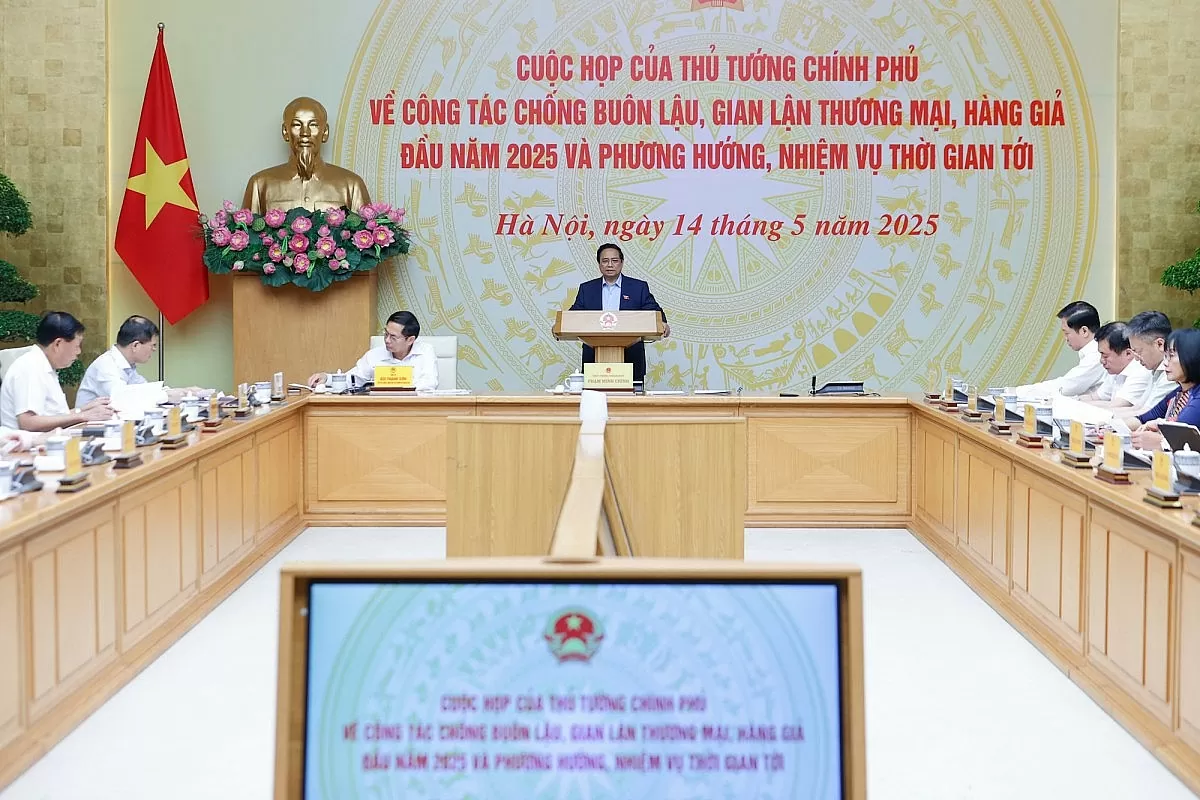 Thủ tướng yêu cầu kiểm điểm nghiêm khắc, làm rõ nguyên nhân và trách nhiệm của tổ chức, cá nhân, đồng thời đề xuất nhiệm vụ, giải pháp, trách nhiệm của các cơ quan, các địa phương, lực lượng chức năng để ngăn chặn, đẩy lùi và chấm dứt tình trạng buôn lậu, gian lận thương mại, hàng giả. Ảnh: VGP/Nhật Bắc Thủ tướng yêu cầu kiểm điểm nghiêm khắc, làm rõ nguyên nhân và trách nhiệm của tổ chức, cá nhân, đồng thời đề xuất nhiệm vụ, giải pháp, trách nhiệm của các cơ quan, các địa phương, lực lượng chức năng để ngăn chặn, đẩy lùi và chấm dứt tình trạng buôn lậu,