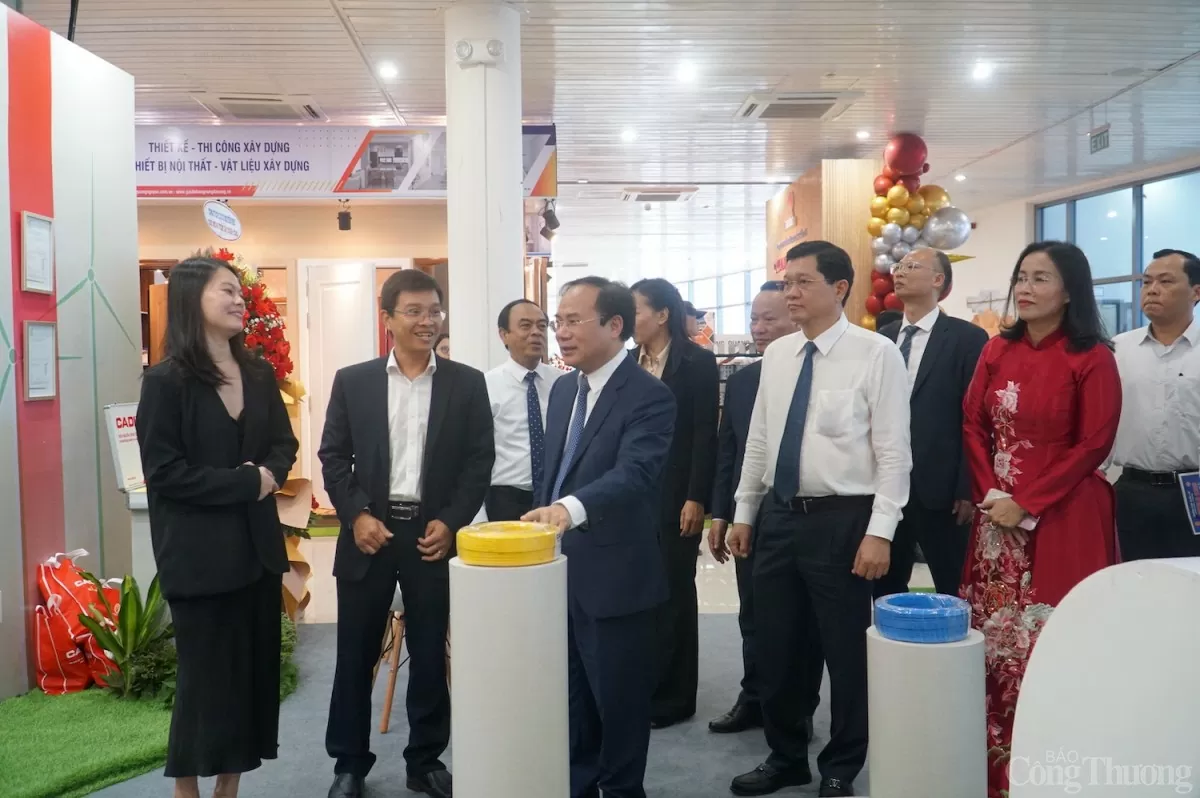 Các đại biểu tham quan Triển lãm Vietbuild Đà Nẵng 2025