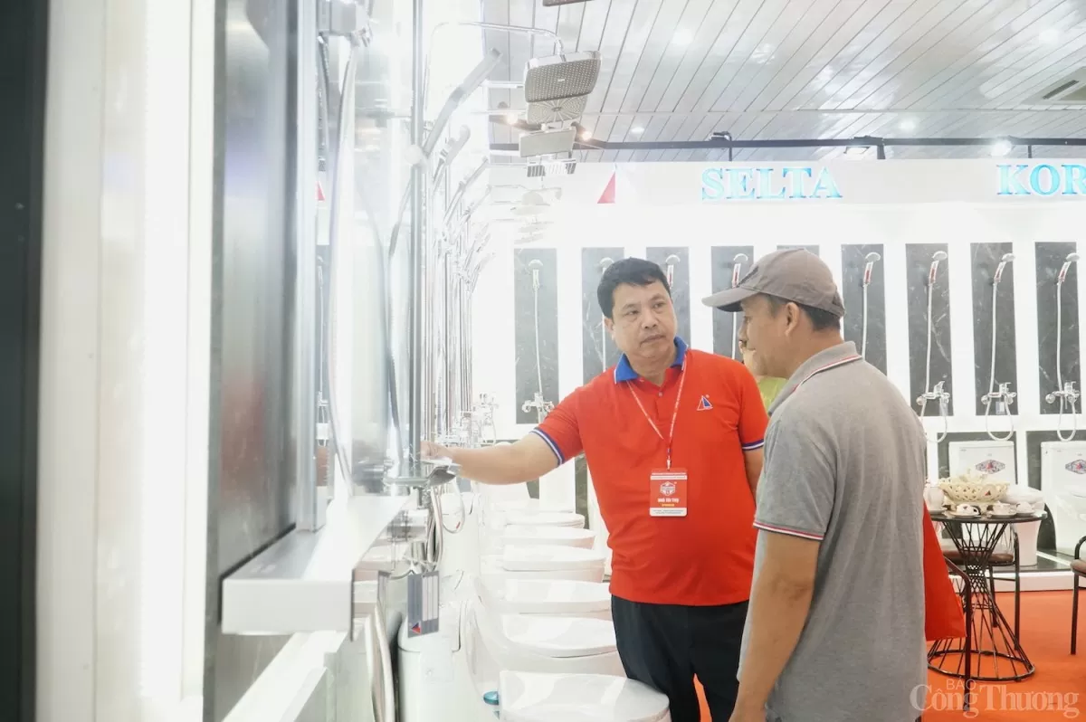 Người dân tham quan, tìm hiểu sản phẩm tại Triển lãm