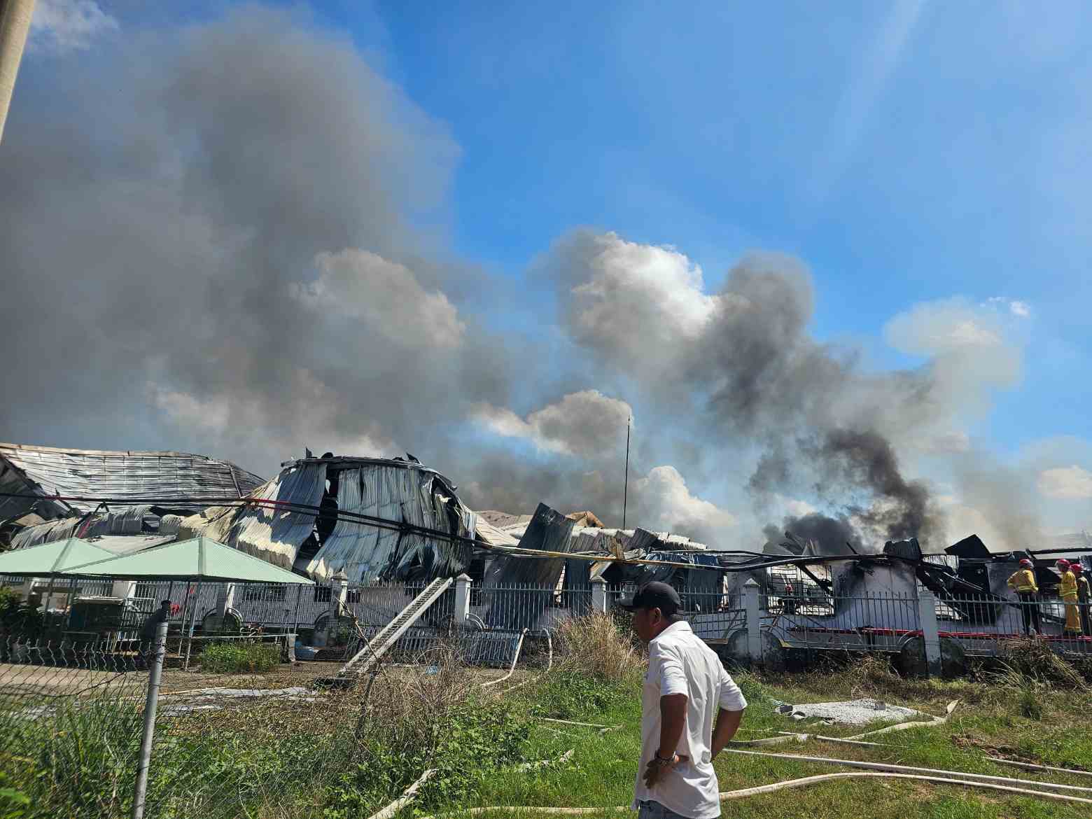 Hiện trường vụ cháy công ty ở Bình Dương. Ảnh: Đình Trọng