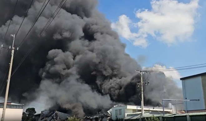 Khống chế đám cháy tại công ty mút xốp ở Bình Dương