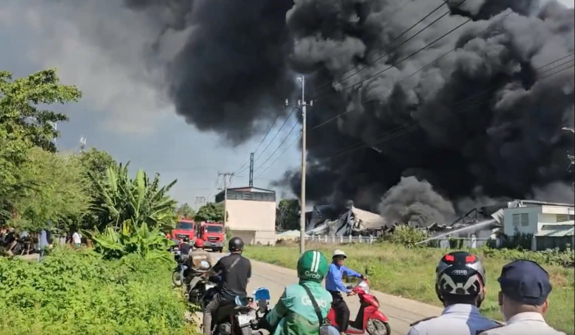 Khói đen bao trùm khu vực xung quanh công ty. Ảnh: Đình Trọng
