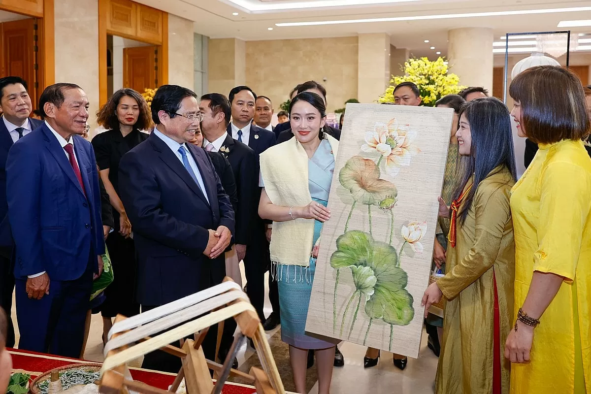 Thủ tướng Phạm Minh Chính và Thủ tướng Paetongtarn Shinawatra tham quan triển lãm các sản phẩm thủ công mỹ nghệ đặc sắc của Việt Nam - Ảnh: VGP/Nhật Bắc Thủ tướng Phạm Minh Chính và Thủ tướng Paetongtarn Shinawatra tham quan triển lãm các sản phẩm thủ công mỹ nghệ đặc sắc của Việt Nam - Ảnh: VGP/Nhật Bắc