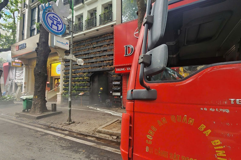 Lực lượng chức năng làm nhiệm vụ chữa cháy, cứu nạn cứu hộ. Ảnh: Tuấn Sơn