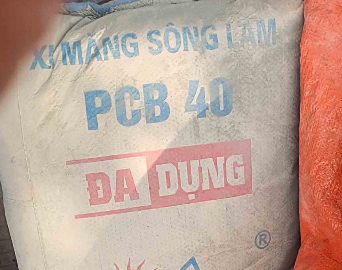 Loại xi măng mà UBND xã Lộc Yên bảo quản không tốt nên hư hỏng, “chết” cứng, lãng phí. Ảnh: Lộc Tuấn.