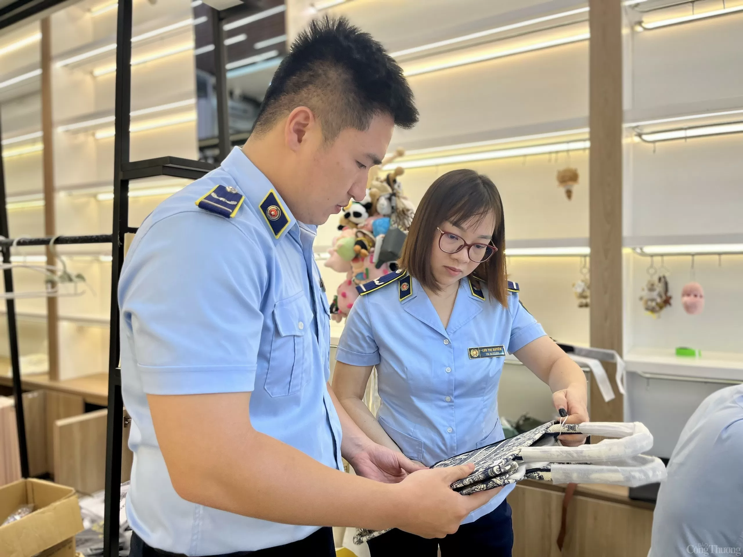 Hàng giả bán tràn lan trên tuyến phố du lịch Đà Nẵng