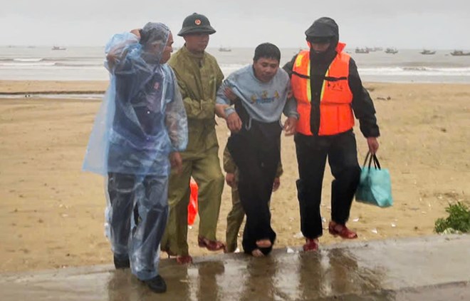 10 thuyền viên đang mất tích vụ tàu chìm ở Hà Tĩnh đều có mặc áo phao