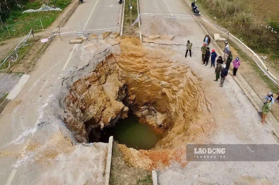 Hố tử thần khổng lồ án ngữ trên đường Quốc lộ 3B đoạn qua huyện Na Rì, Bắc Kạn. Ảnh: Nguyễn Hoàn.
