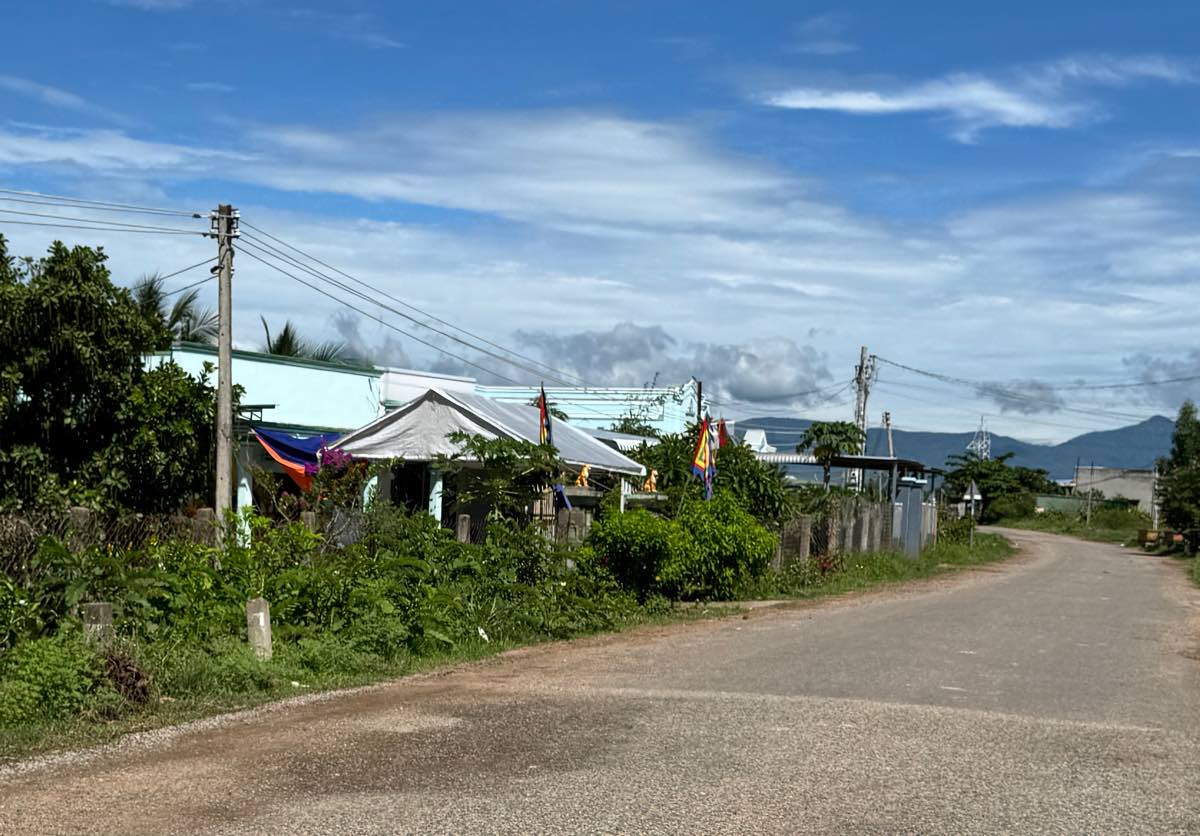Gia đình lo hậu sự cho người đàn ông bị sét đánh tử vong. Ảnh: Duy Tuấn