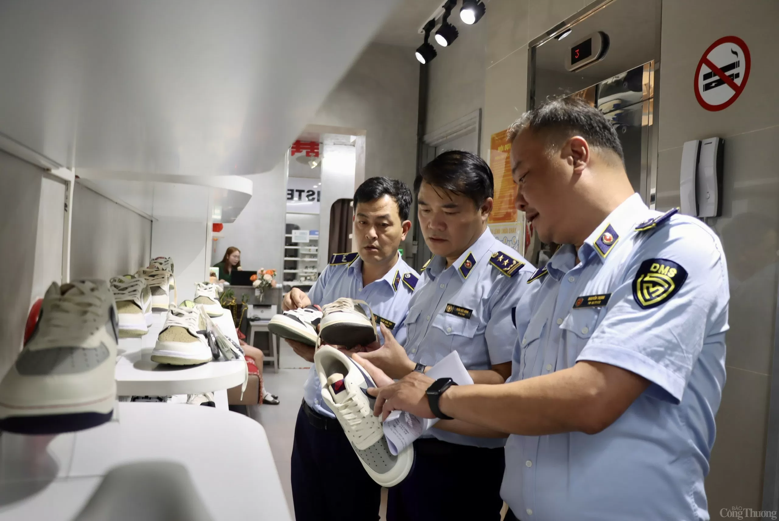 Cửa hàng tuyến phố du lịch tại Đà Nẵng bán hàng giả Cửa hàng tuyến phố du lịch tại Đà Nẵng bán hàng giả