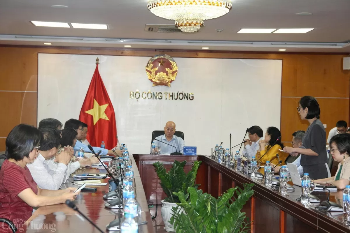 Giao ban xúc tiến thương mại với thương vụ tháng 5/2025: Thúc đẩy xuất khẩu dệt may - da giày Giao ban xúc tiến thương mại với thương vụ tháng 5/2025: Thúc đẩy xuất khẩu dệt may - da giày