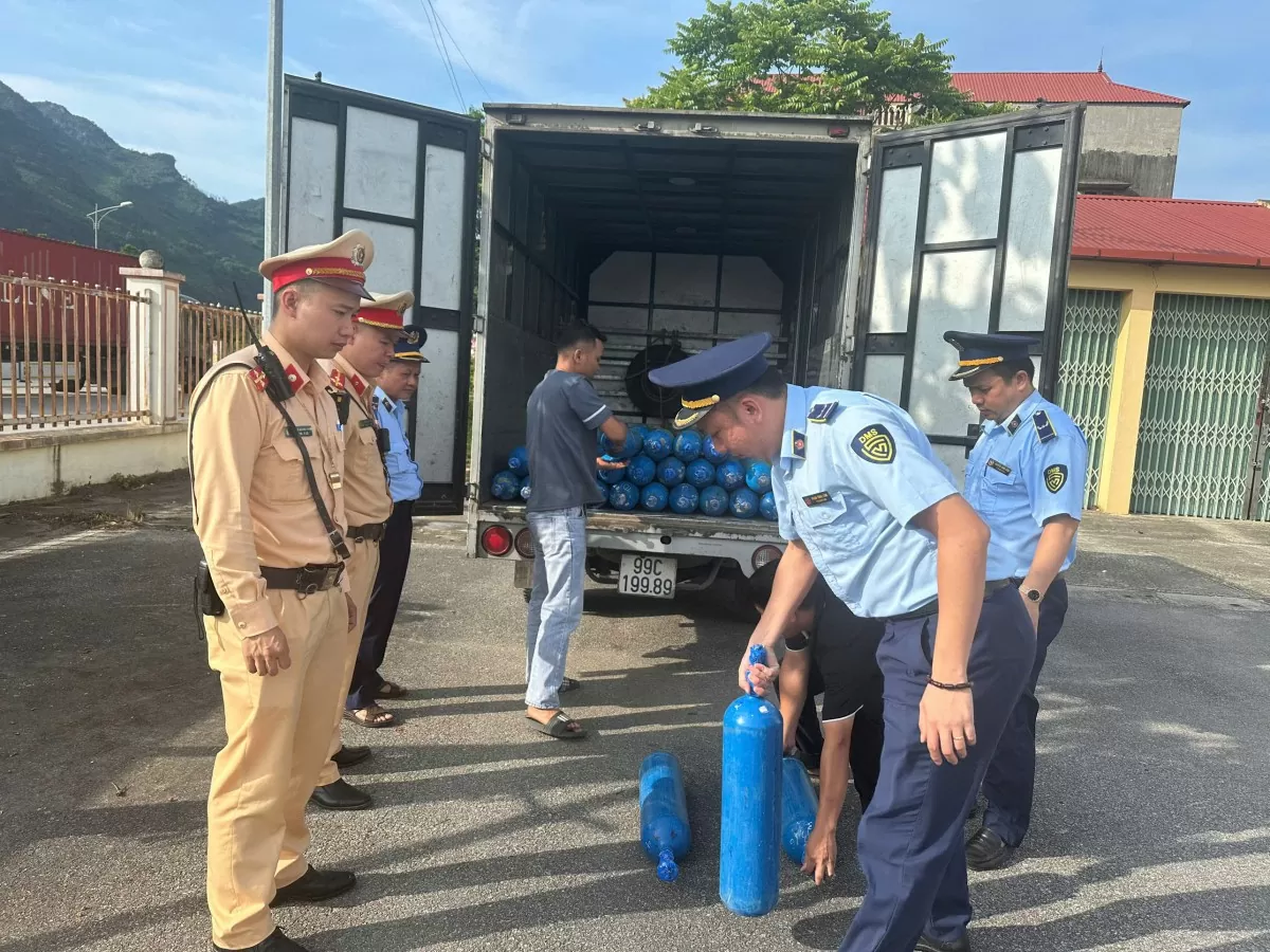 Lạng Sơn: Tạm giữ 55 bình khí cười không rõ nguồn gốc Lạng Sơn: Tạm giữ 55 bình khí cười không rõ nguồn gốc