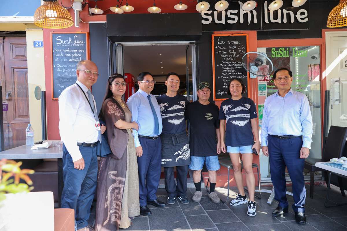 Thủ tướng Chính phủ và Phu nhân thăm gia đình anh Võ Bá Luận. Ảnh: VGP