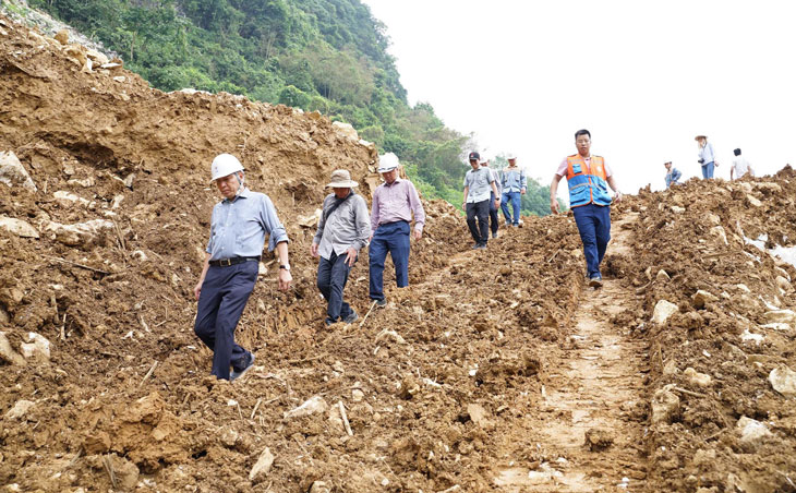 Chủ tịch HĐTV EVN Đặng Hoàng An (đi đầu tiên) trên đường vào kiểm tra vị trí VT166 tại xã Liễu Đô, huyện Lục Yên, tỉnh Yên Bái