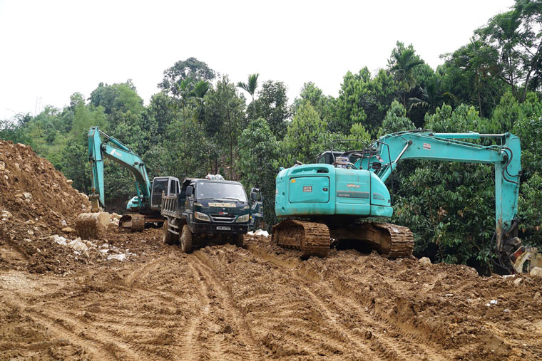 Trên công trường, nhà thầu bố trí máy móc đầy đủ để sẵn sàng thi công khi trời tạnh ráo. Ảnh: Minh Nghĩa