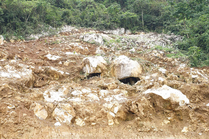 Địa chất đất đá xen kẹt, phía trên là núi đá khiến quá trình thi công gặp nhiều trở ngại.