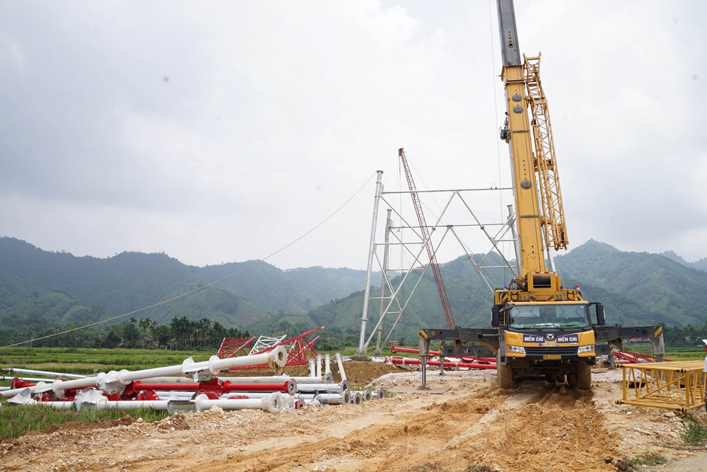 Những vị trí có điều kiện mặt bằng thuận lợi đang được triển khai lắp dựng cột ống cao 79m bằng cẩu bánh lốp cần dài.