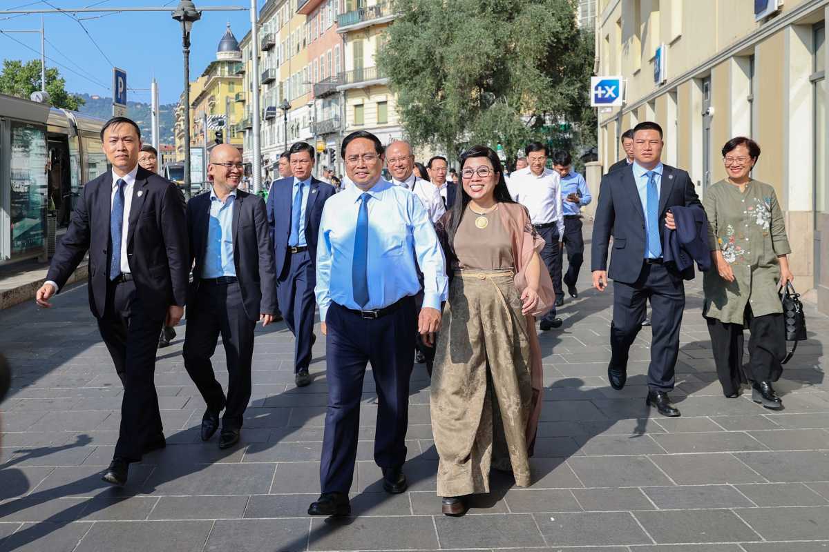 Thủ tướng Chính phủ và Phu nhân dạo phố cổ ở Nice. Ảnh: VGP