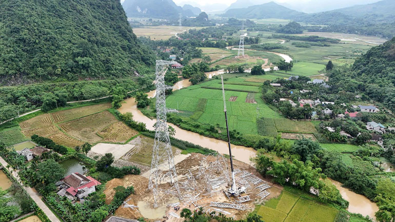 Nhiều vị trí tại huyện Lục Yên, tỉnh Yên Bái đã hoàn thành công tác hố móng và chuyển sang thi công dựng cột.