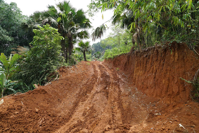 Đường tạm vào VT160 có độ dốc cao, nền đất gặp mưa dễ nhão, lún. Nhà thầu cho biết, ngay cả khi đã sử dụng xích quấn bánh xe vẫn không thể di chuyển trên đường tạm