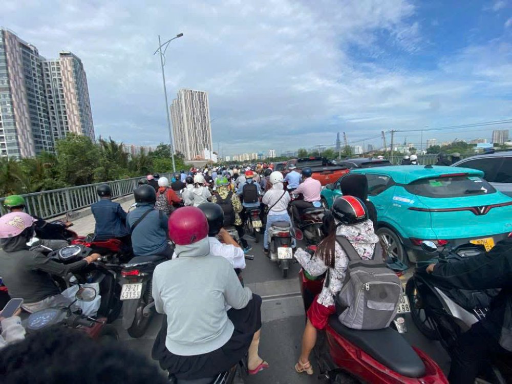 Các phương tiện di chuyển rất chậm tại khu vực đường song hành cao tốc. Ảnh: Trang Đào