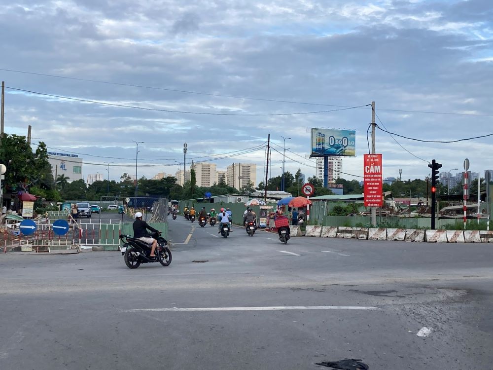Ghi nhận khoảng 10 giờ, khu  vực nút giao An Phú đã thông thoáng trở lại. Ảnh: Anh Tú